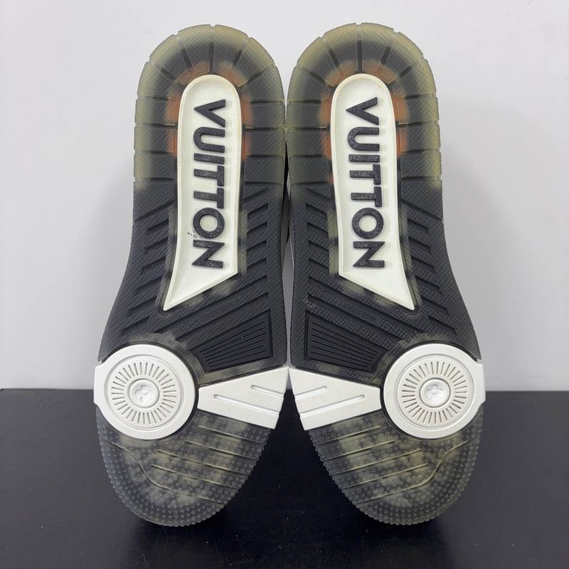 Louis Vuitton Louis Vuitton Low-Top Trainer Sneakers in White and Black 0079 Size US 9 / IT 39 - 4 Thumbnail
