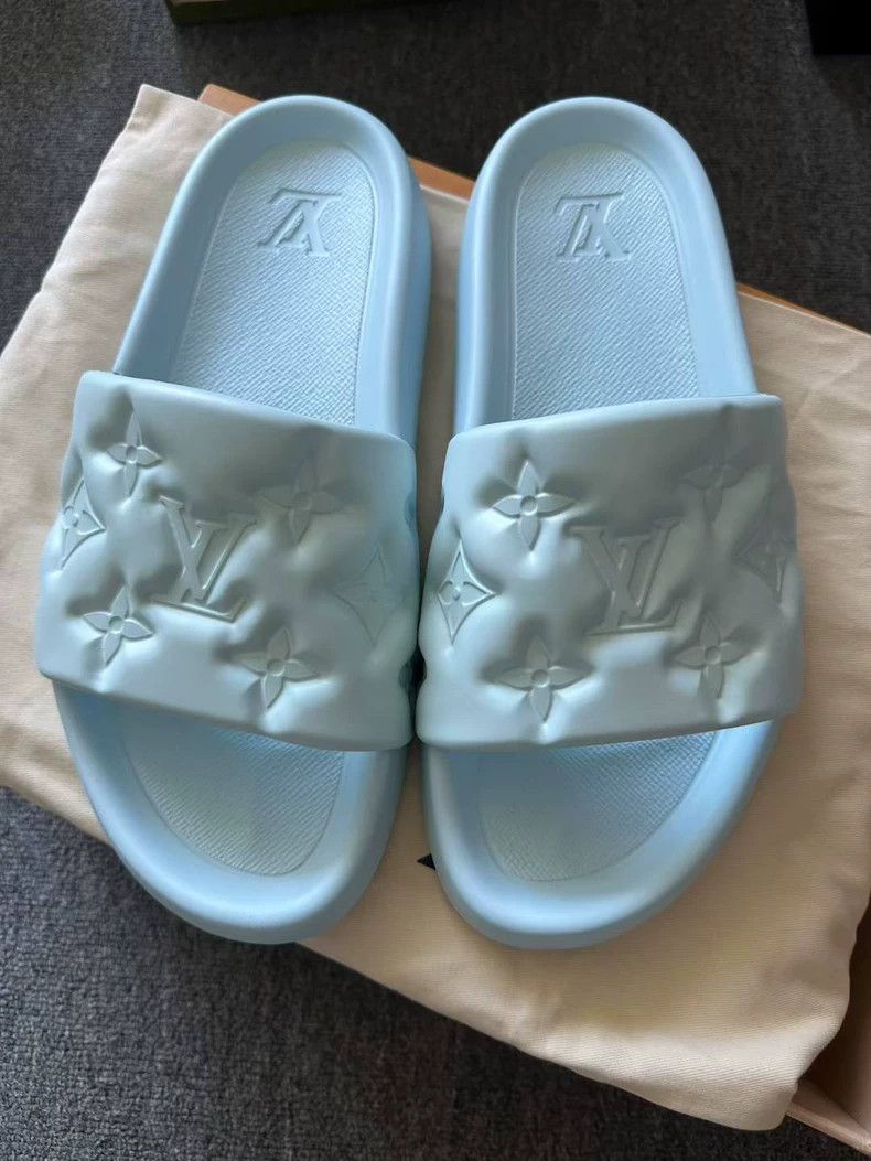 Louis Vuitton LV embossed slides size 43 Size US 15 / EU 48 - 2 Thumbnail