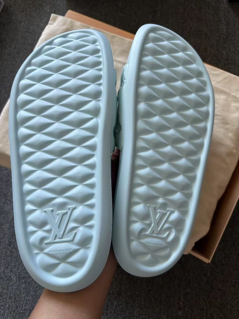 Louis Vuitton LV embossed slides size 43 Size US 15 / EU 48 - 3 Thumbnail