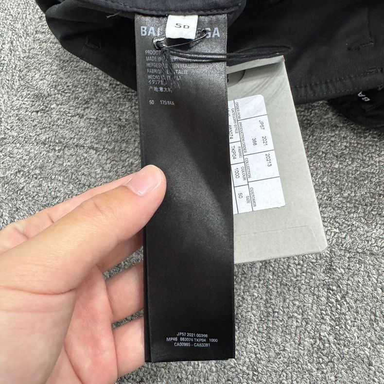 Balenciaga Balenciaga game badge cargo shorts Size US 44 / EU 60 - 4 Thumbnail
