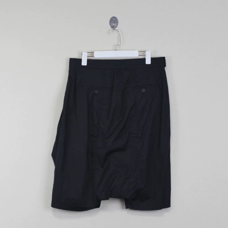 Rick Owens rickowens black shorts with design Size US 44 / EU 60 - 2 Thumbnail
