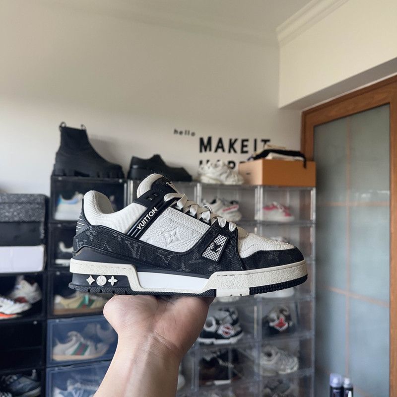 Louis Vuitton Louis Vuitton Trainer Panda Low-Top Sneakers 0079 Size US 10.5 / EU 43-44 - 11 Thumbnail