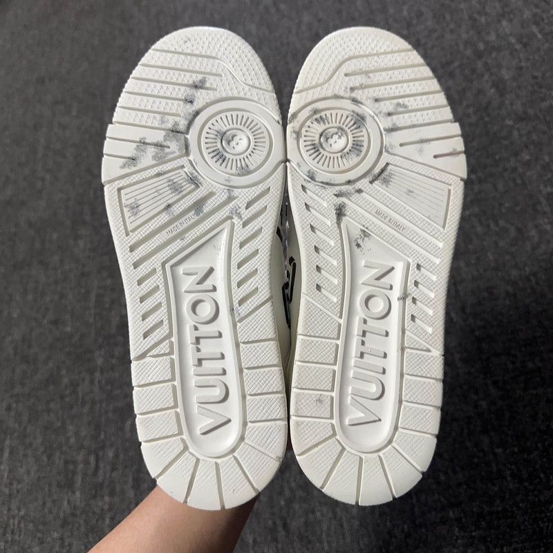 Louis Vuitton Louis Vuitton Stylish Low-Top Sneakers for Men 0079 Size US 9.5 / EU 42-43 - 4 Thumbnail