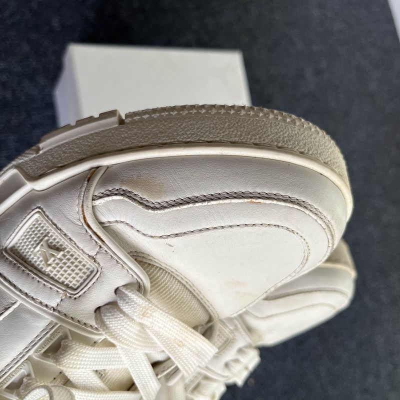 Louis Vuitton Louis Vuitton Trainer Sneakers Low Top White 0079 Size US 8 / IT 38 - 10 Thumbnail