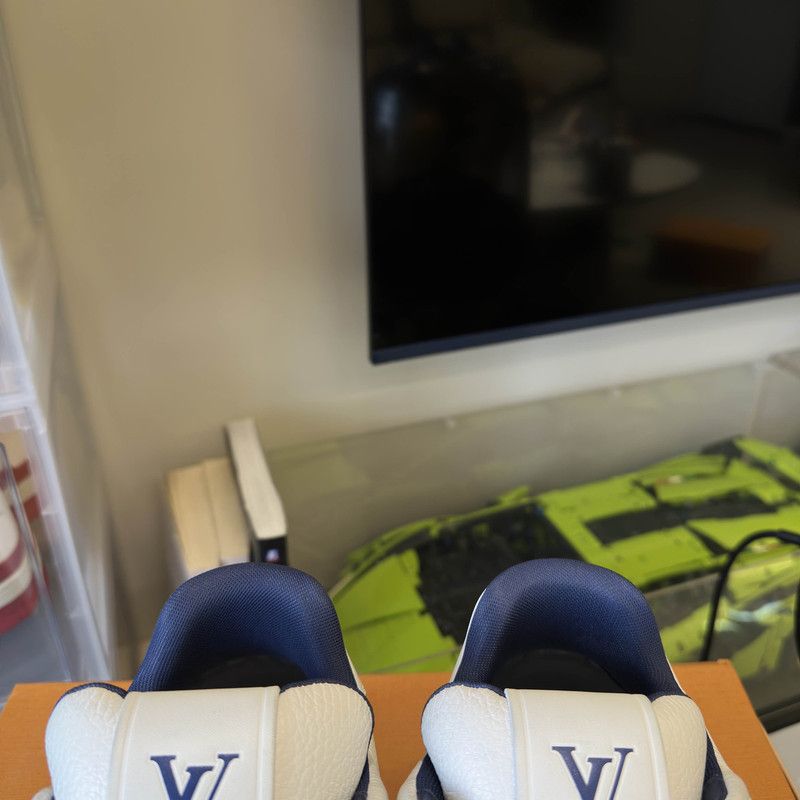 Louis Vuitton Louis Vuitton Low-top Stylish Trainers for Men and Women 0079 Size US 8.5 / EU 41-42 - 11 Thumbnail