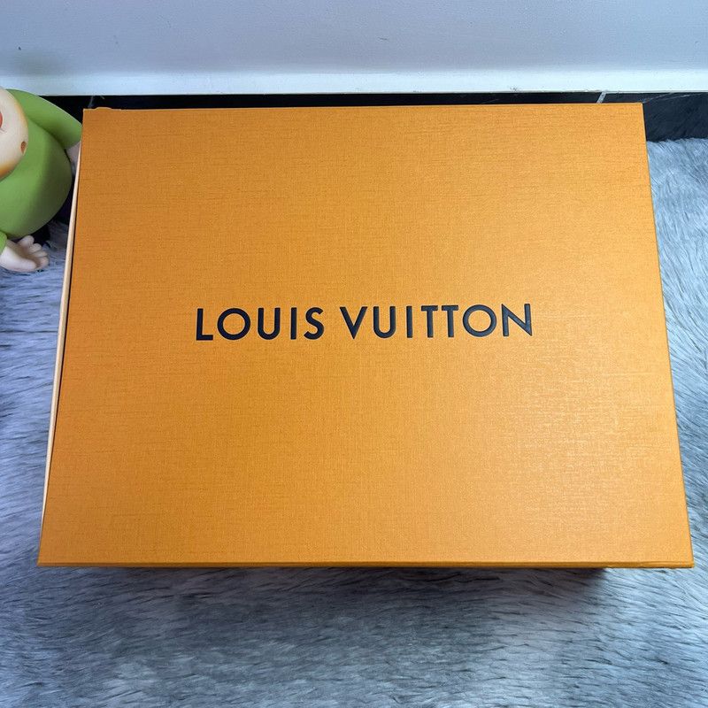 Louis Vuitton Louis Vuitton Leather Low-Top Trainer Sneakers 0079 Size US 9.5 / EU 42-43 - 6 Thumbnail