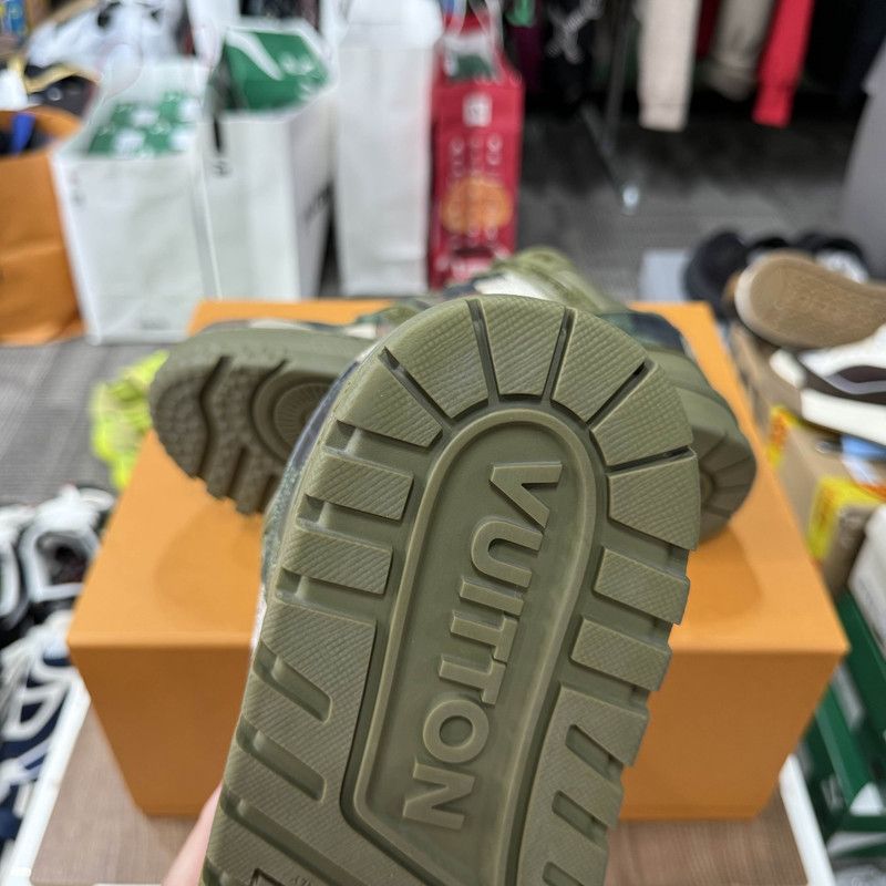 Louis Vuitton Louis Vuitton Trainer Maxi Low Sneakers in Green 0079 Size US 9.5 / EU 42-43 - 6 Thumbnail