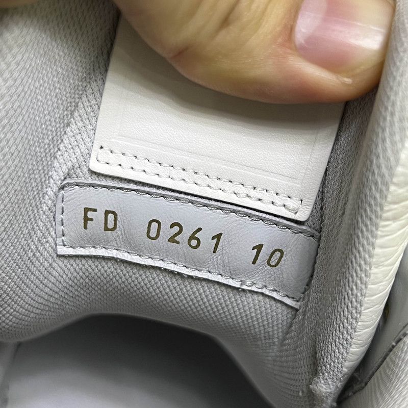 Louis Vuitton Louis Vuitton Trainer Low Top Sneakers in White 0079 Size US 10.5 / EU 43-44 - 5 Thumbnail