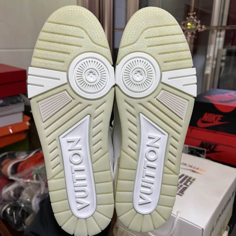 Louis Vuitton Louis Vuitton Trainer Low Top Sneakers in White 0079 Size US 10.5 / EU 43-44 - 4 Thumbnail