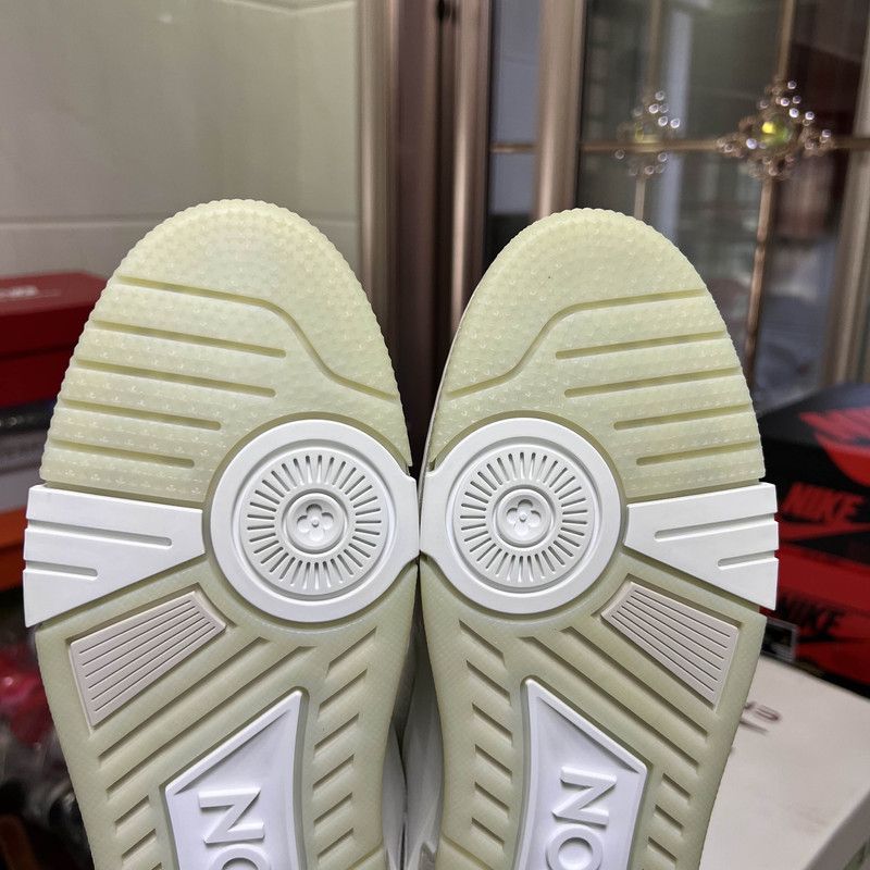 Louis Vuitton Louis Vuitton Trainer Low Top Sneakers in White 0079 Size US 10.5 / EU 43-44 - 10 Thumbnail