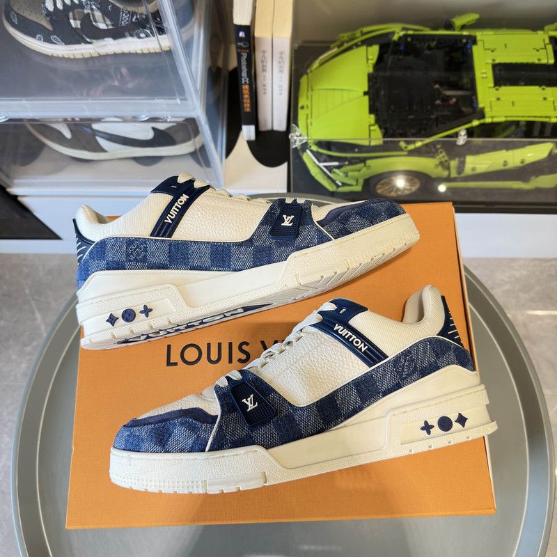 Louis Vuitton Louis Vuitton Trainer Low-Top Sneakers in White and Blue 0079 Size US 9 / EU 42 - 9 Thumbnail