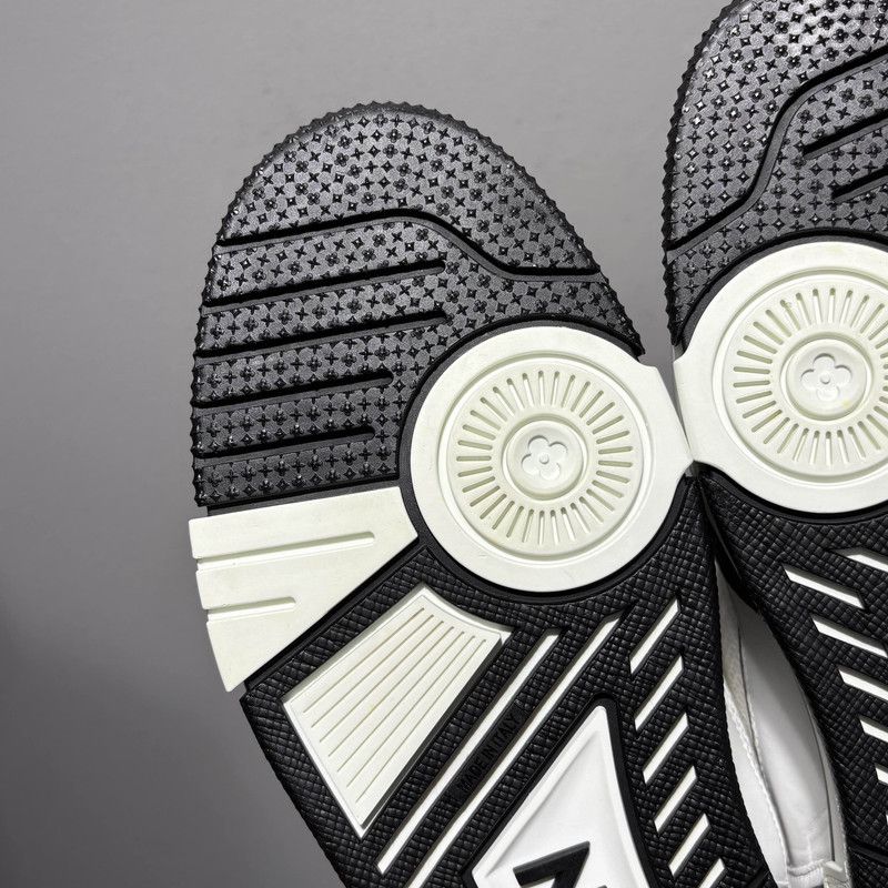 Louis Vuitton Louis Vuitton Trainer Leather Low-Top Sneakers 0079 Size US 8 / EU 41 - 9 Thumbnail