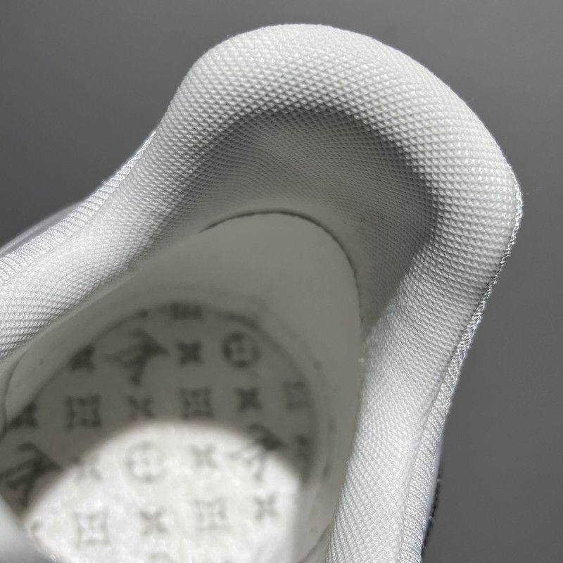 Louis Vuitton Louis Vuitton Trainer Low-Top Sneakers in Gray and White 0079 Size US 11 / EU 44 - 17 Thumbnail
