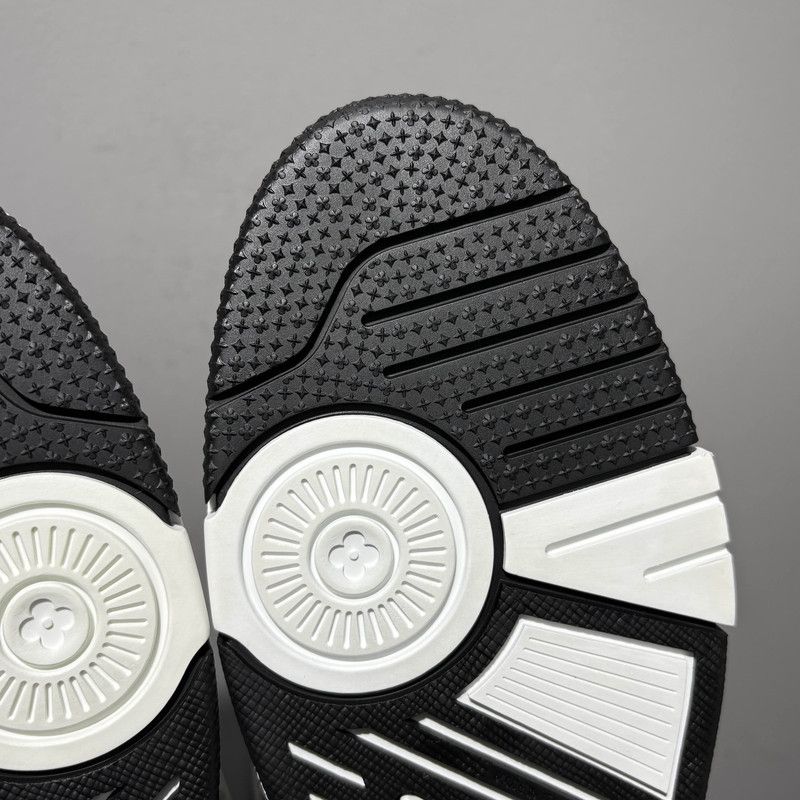 Louis Vuitton Louis Vuitton Trainer Panda Low-Top Sneakers 0079 Size US 9.5 / EU 42-43 - 7 Thumbnail