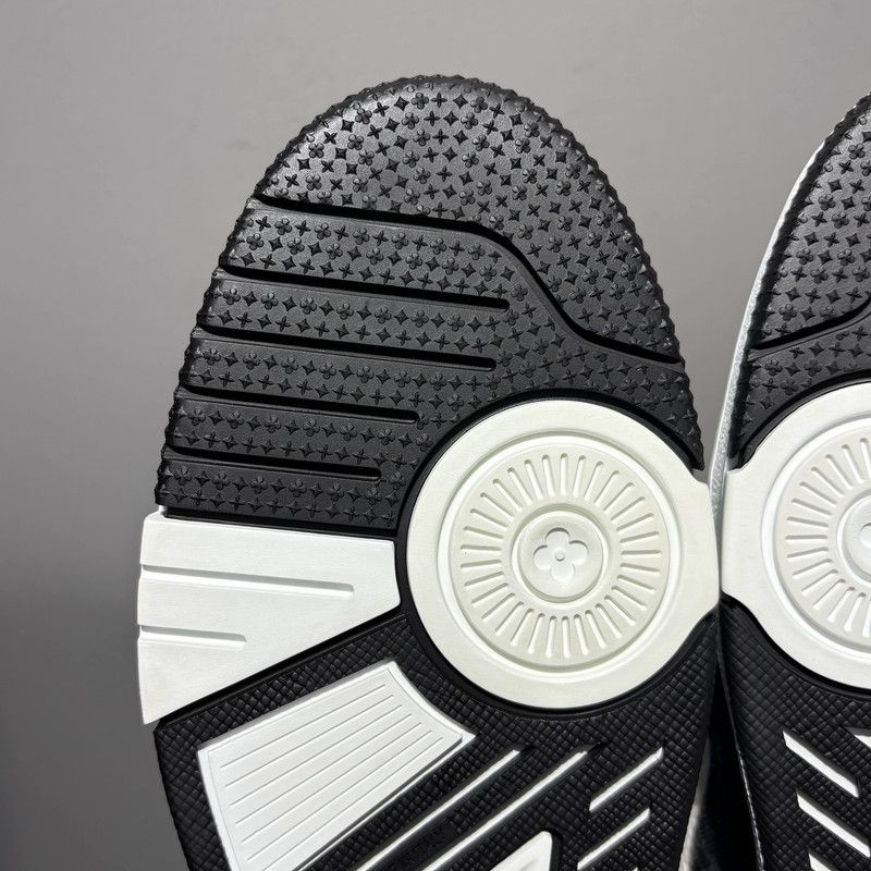 Louis Vuitton Louis Vuitton Trainer Panda Low-Top Sneakers 0079 Size US 9.5 / EU 42-43 - 6 Thumbnail