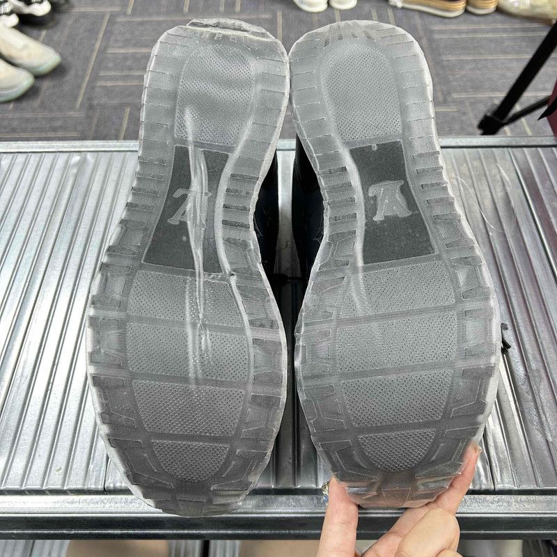 Louis Vuitton Louis Vuitton Run Away Low-Top Sneakers in Black 0079 Size US 8.5 / EU 41-42 - 4 Thumbnail