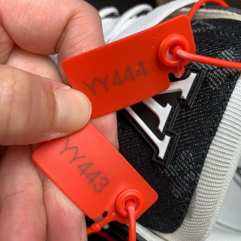 Louis Vuitton Louis Vuitton Trainer Panda Print Low Top Sneakers 0079 Size US 10.5 / EU 43-44 - 12 Thumbnail