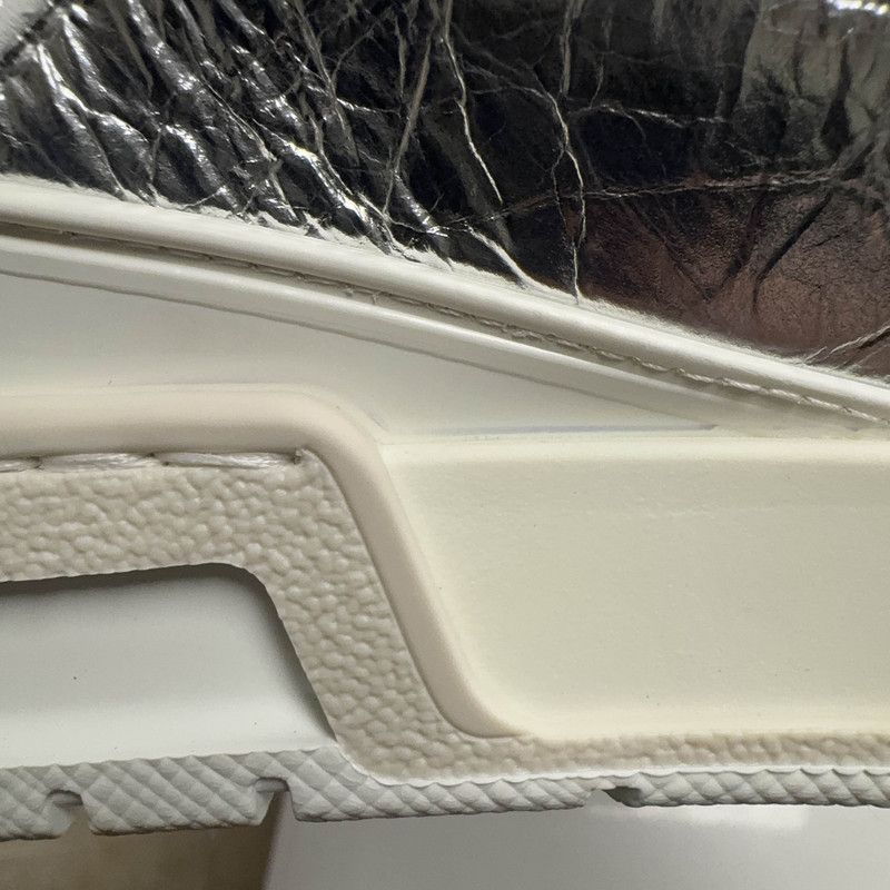 Louis Vuitton Louis Vuitton Trainer Metallic Silver Sneakers 0079 Size US 9.5 / EU 42-43 - 6 Thumbnail