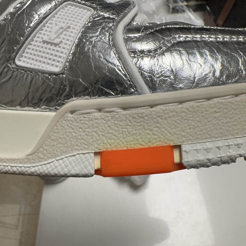 Louis Vuitton Louis Vuitton Trainer Metallic Silver Sneakers 0079 Size US 9.5 / EU 42-43 - 7 Thumbnail
