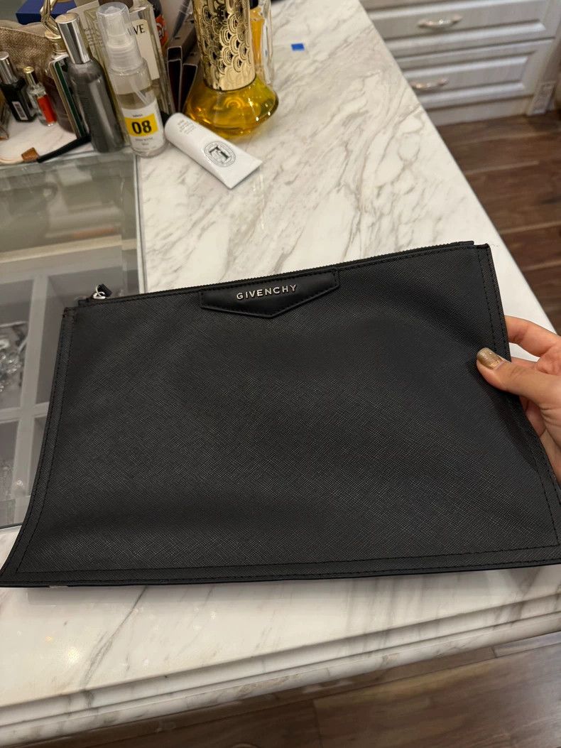 Givenchy Givenchy Black Leather Hand Pouch -dmc Size ONE SIZE - 2 Thumbnail