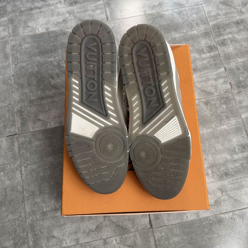 Louis Vuitton Louis Vuitton Low-Top Trainer Sneakers in Gray and White 0079 Size US 10.5 / EU 43-44 - 4 Thumbnail