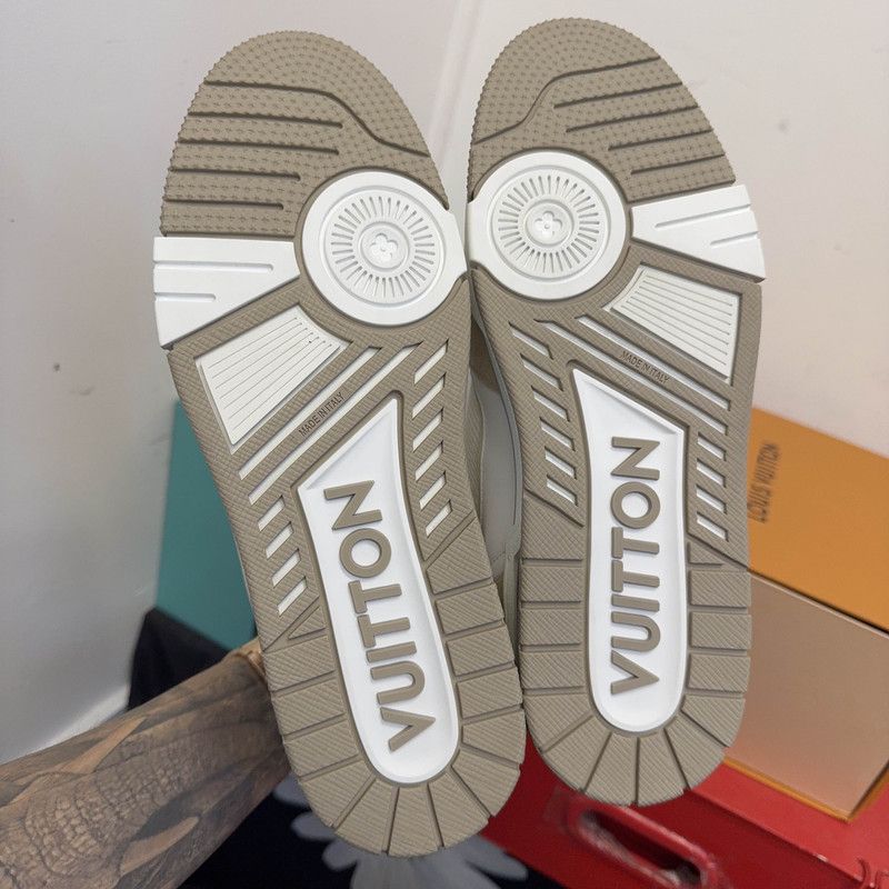Louis Vuitton Louis Vuitton Low-top Trainer Sneakers in Khaki 0079 Size US 8 / EU 41 - 4 Thumbnail