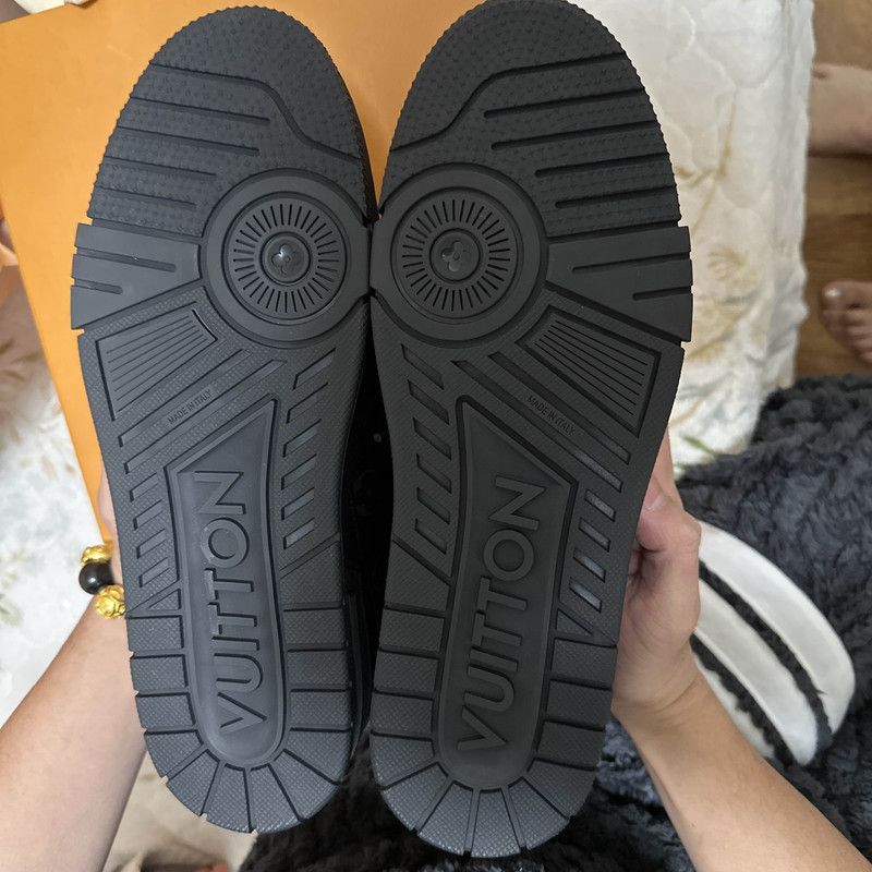 Louis Vuitton Louis Vuitton Black Low-Top Trainer Sneakers 0079 Size US 8.5 / EU 41-42 - 4 Thumbnail