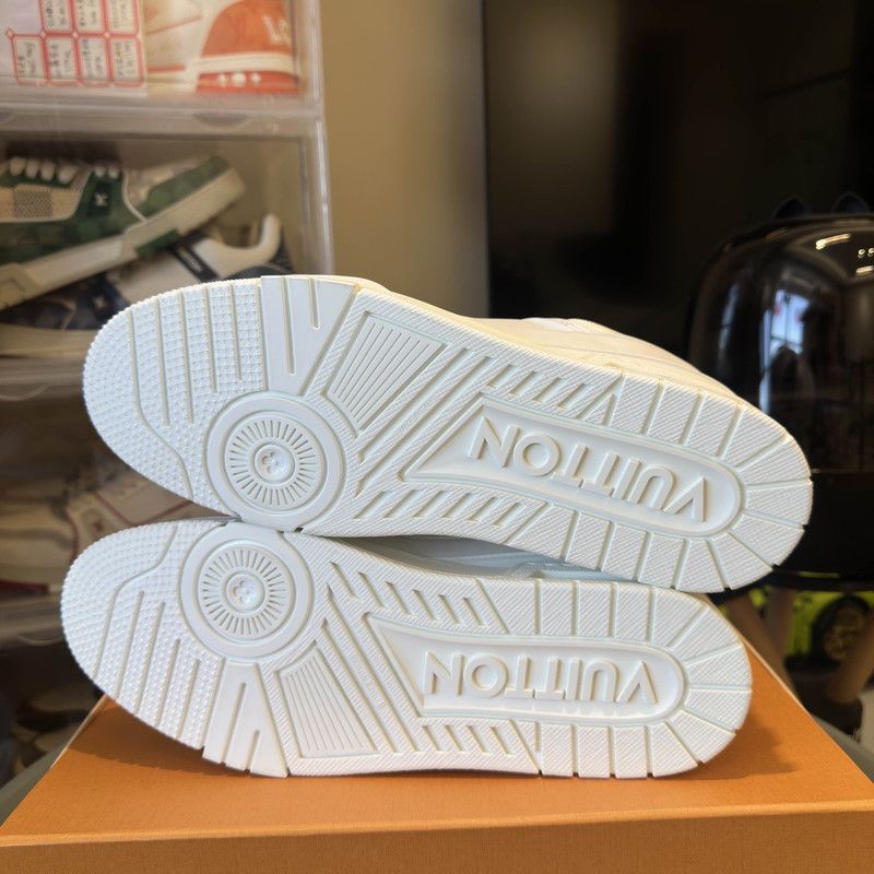 Louis Vuitton Louis Vuitton Low-Top Trainer Sneakers in White 0079 Size US 9.5 / EU 42-43 - 4 Thumbnail