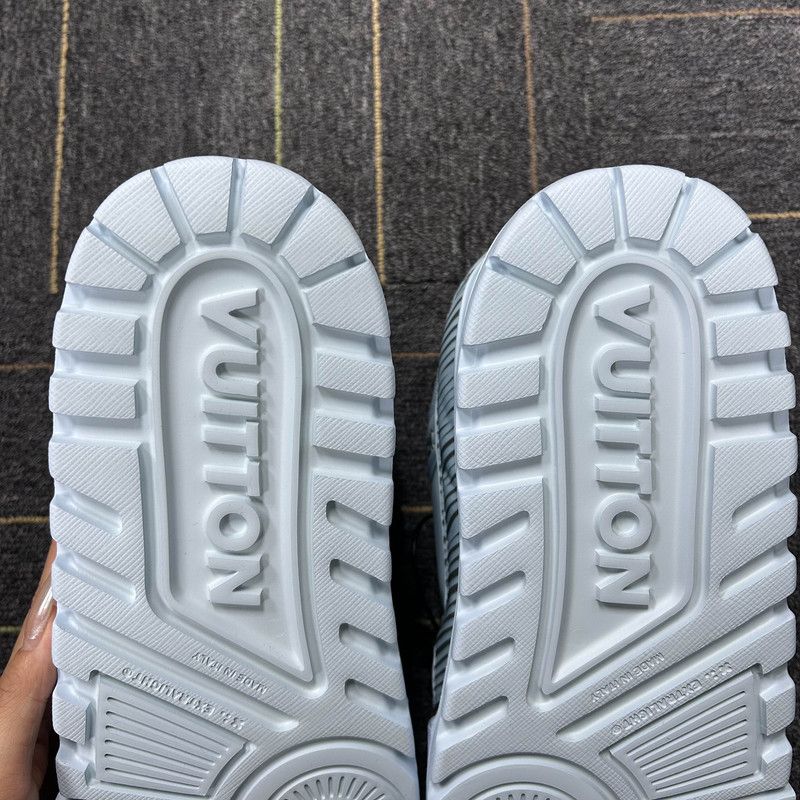 Louis Vuitton Louis Vuitton Blue Low-Top Trainer Sneakers 0079 Size US 9.5 / EU 42-43 - 8 Thumbnail