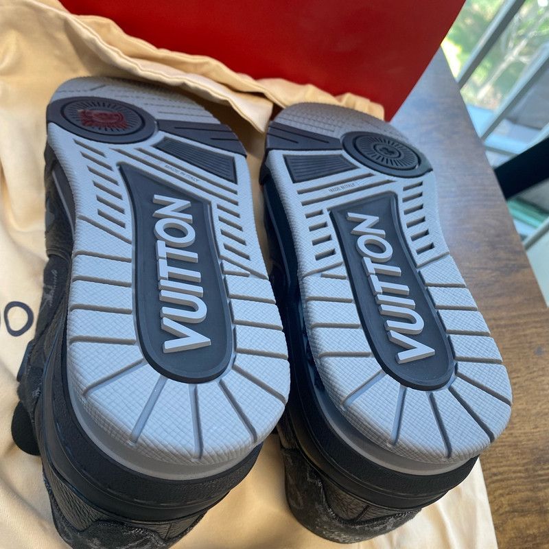 Louis Vuitton Low-Top Sneakers in Black and Gray 0079
