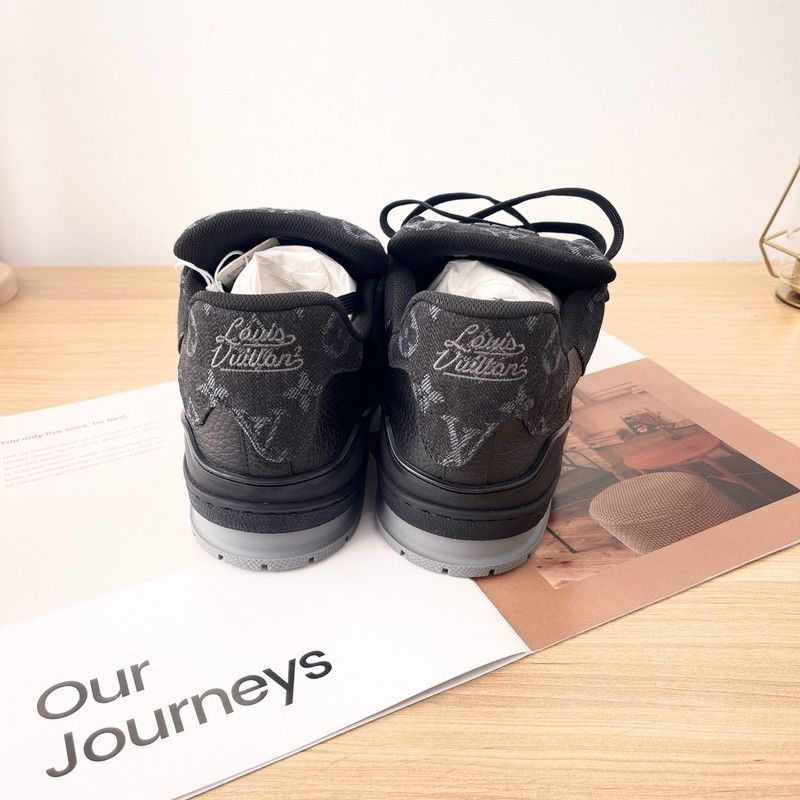 Louis Vuitton Low-Top Sneakers in Black and Gray 0079