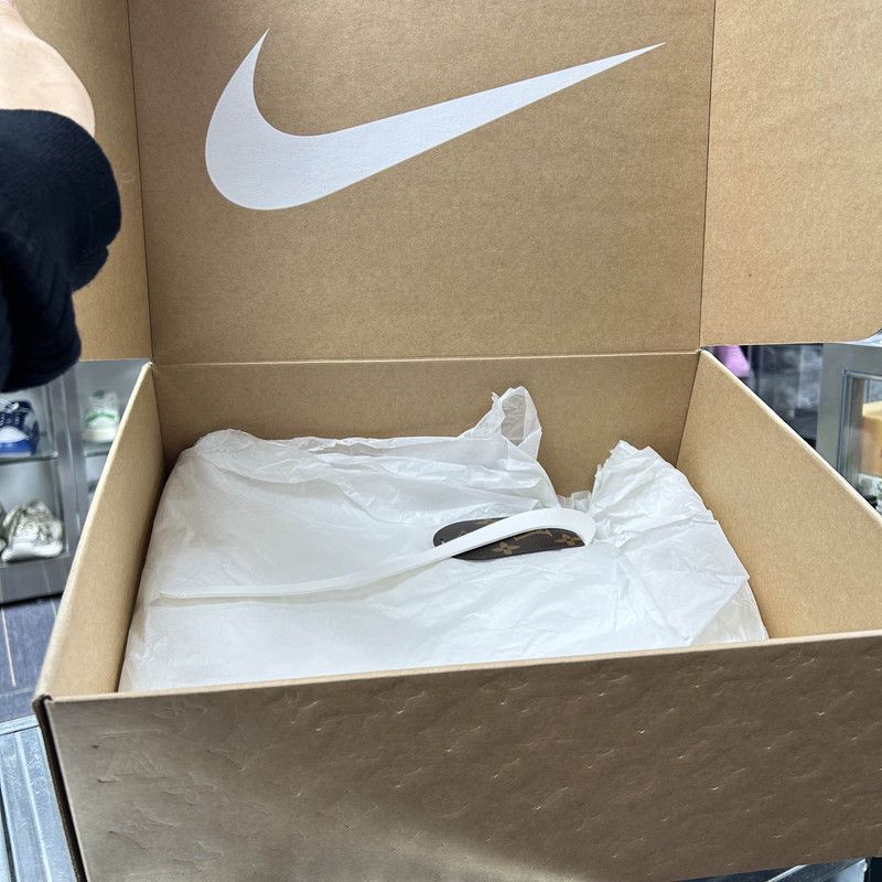Louis Vuitton Nike x Louis Vuitton White Air Force 1 Sneakers 0079 Size US 8.5 / EU 41-42 - 6 Thumbnail