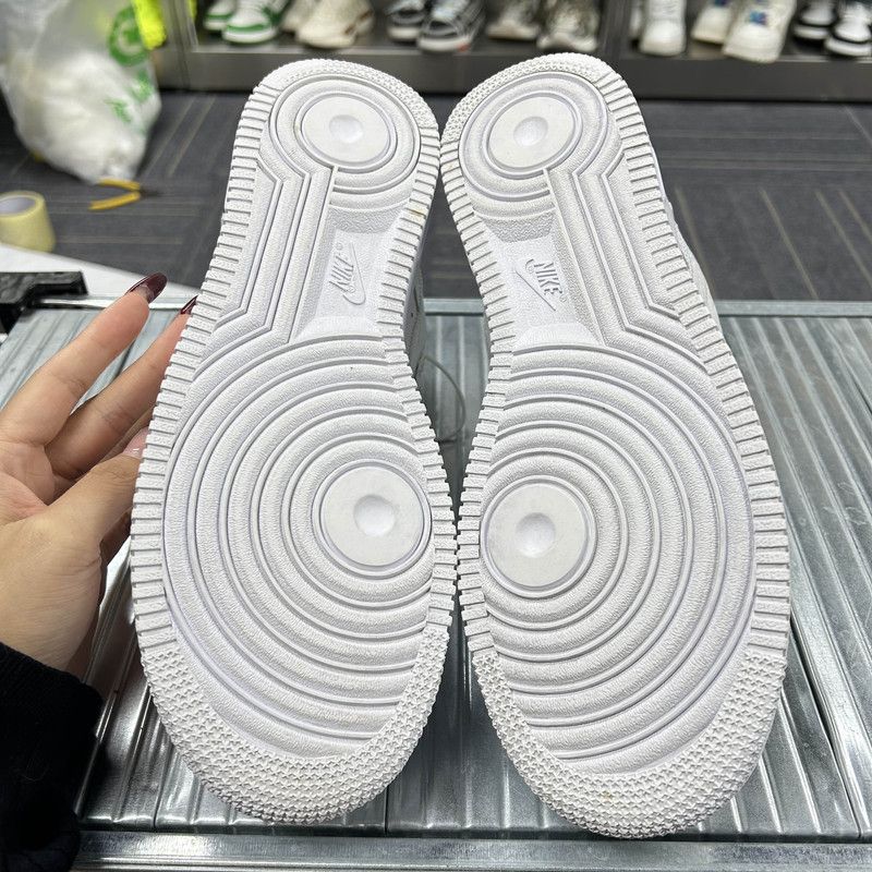 Louis Vuitton Nike x Louis Vuitton White Air Force 1 Sneakers 0079 Size US 8.5 / EU 41-42 - 4 Thumbnail