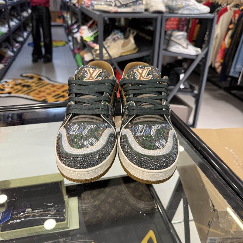 Louis Vuitton Louis Vuitton Trainer Low-top Fashion Sneakers 0079 Size US 9.5 / EU 42-43 - 2 Thumbnail