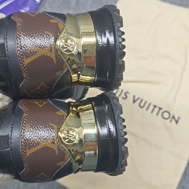 Louis Vuitton Louis Vuitton Run Away Casual Sneakers for Women 0079 Size US 6 / IT 36 - 15 Thumbnail