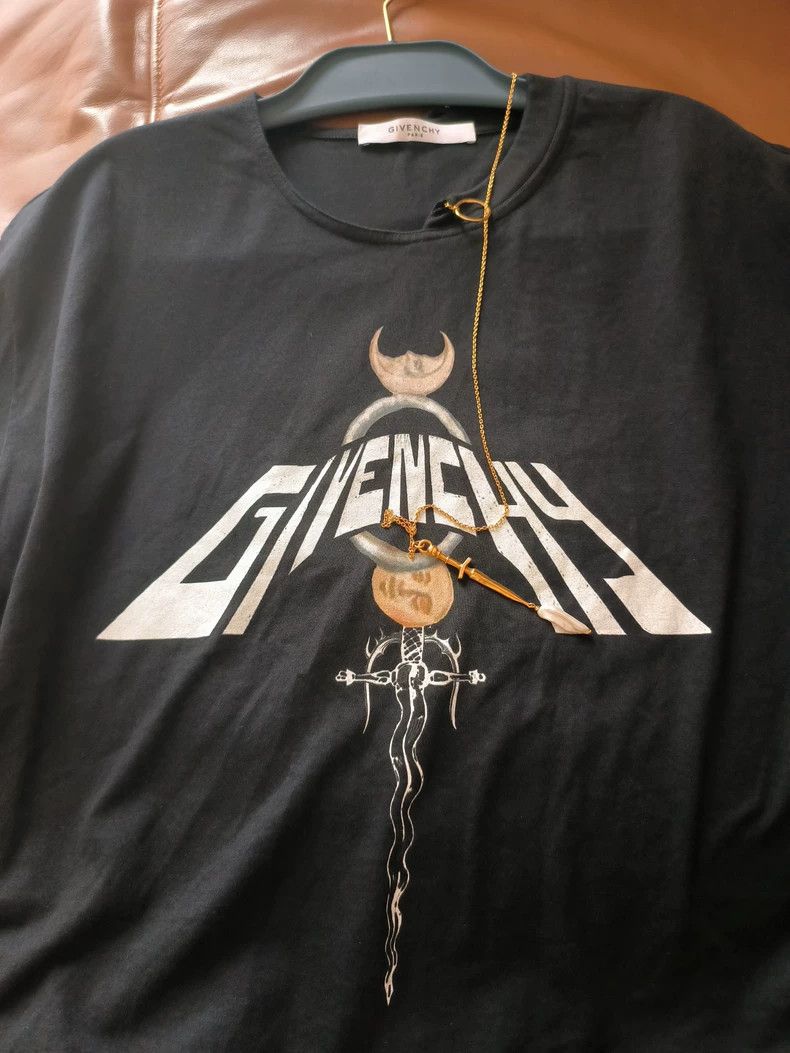 Givenchy Givenchy Baroque Pearl Pendant T-shirt Size US M / EU 48-50 / 2 - 7 Thumbnail