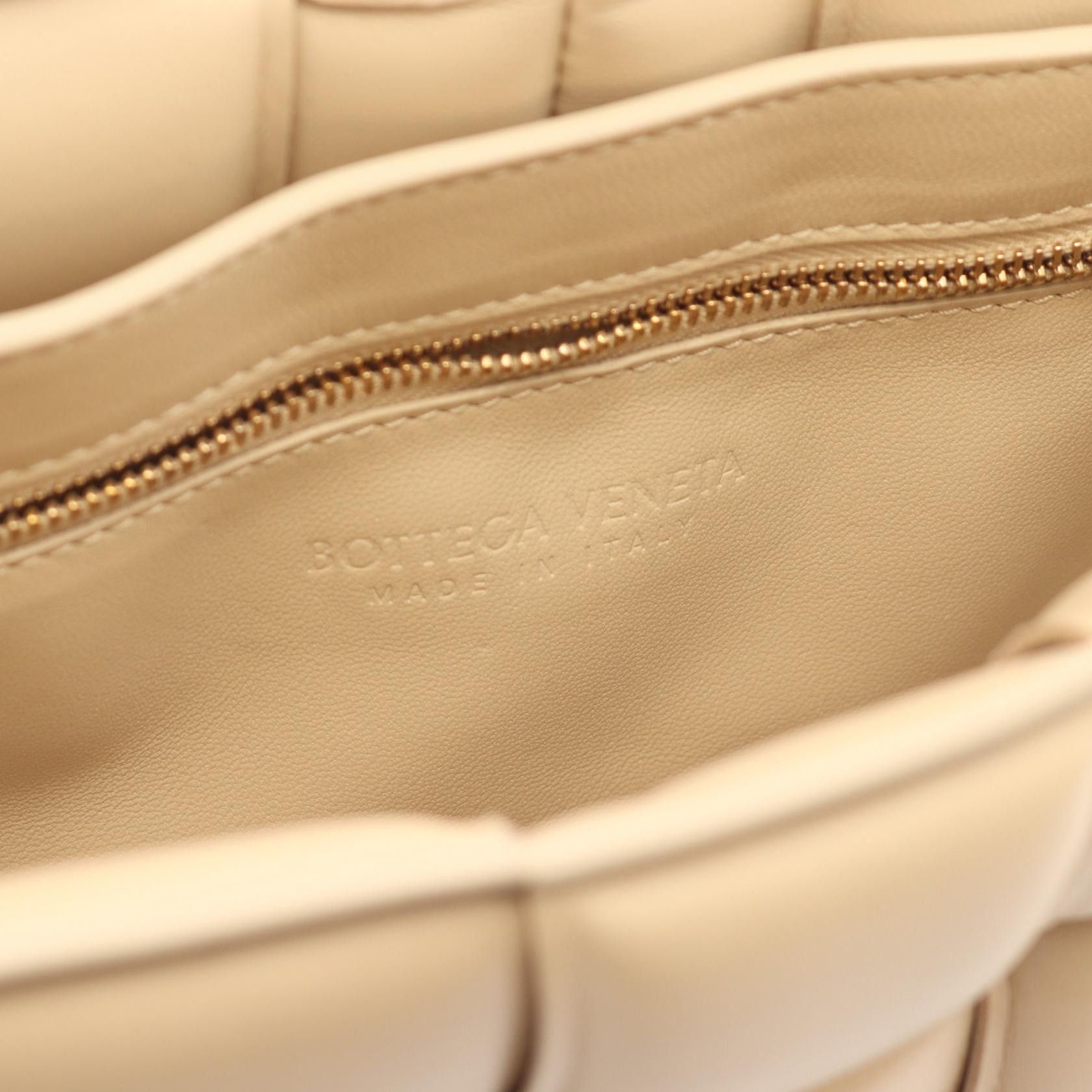 Bottega Veneta Bottega Veneta Bottega Veneta Padded Cassette Leather Shoulder Bag Leather Shoulder Bag 591970VCQR19782 Size ONE SIZE - 4 Thumbnail