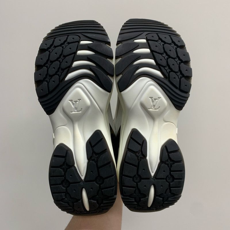 Louis Vuitton Louis Vuitton Run 55 Stylish Casual Sneakers for Women 0079 Size US 6 / IT 36 - 4 Thumbnail