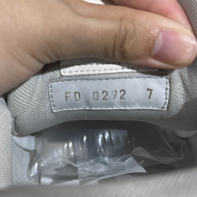 Louis Vuitton Louis Vuitton Trainer Low Top Stylish Sneakers 0079 Size US 7 / IT 37 - 5 Thumbnail