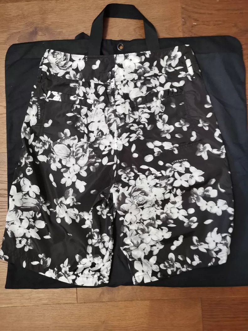 Givenchy Givenchy Star Print Casual Shorts Size US 32 / EU 48 - 2 Thumbnail