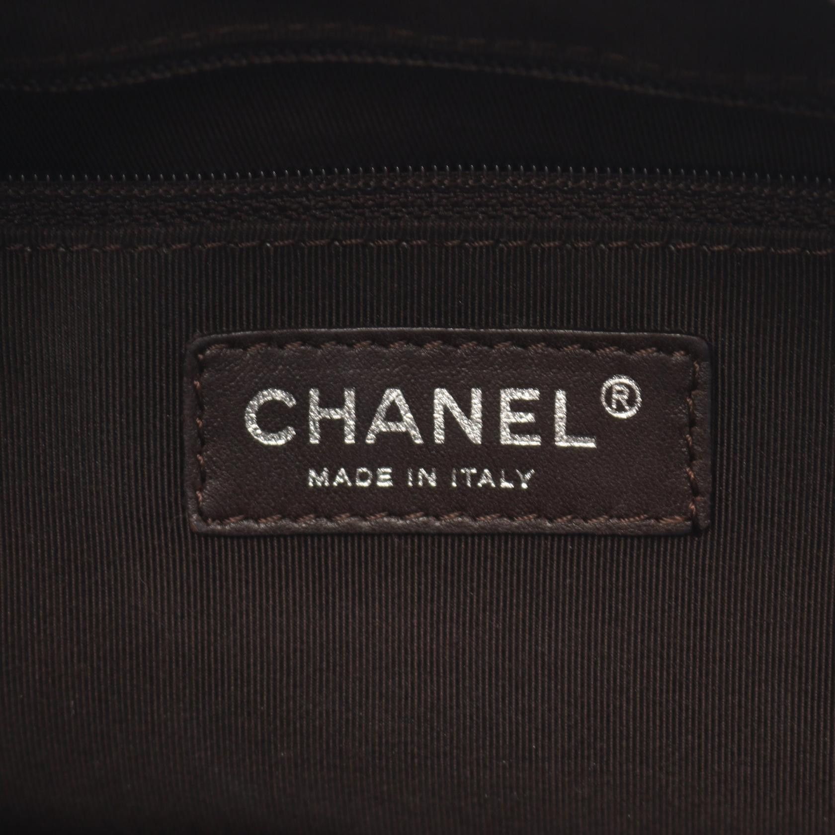 Chanel Chanel Chanel Chevron V Stitch Leather Handbag Leather Handbag A30899 Size ONE SIZE - 4 Thumbnail