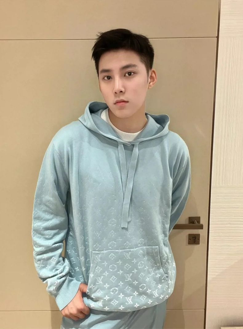 Louis Vuitton Louis Vuitton 23 Gradient Logo Hoodie - dmc Size US M / EU 48-50 / 2 - 7 Thumbnail