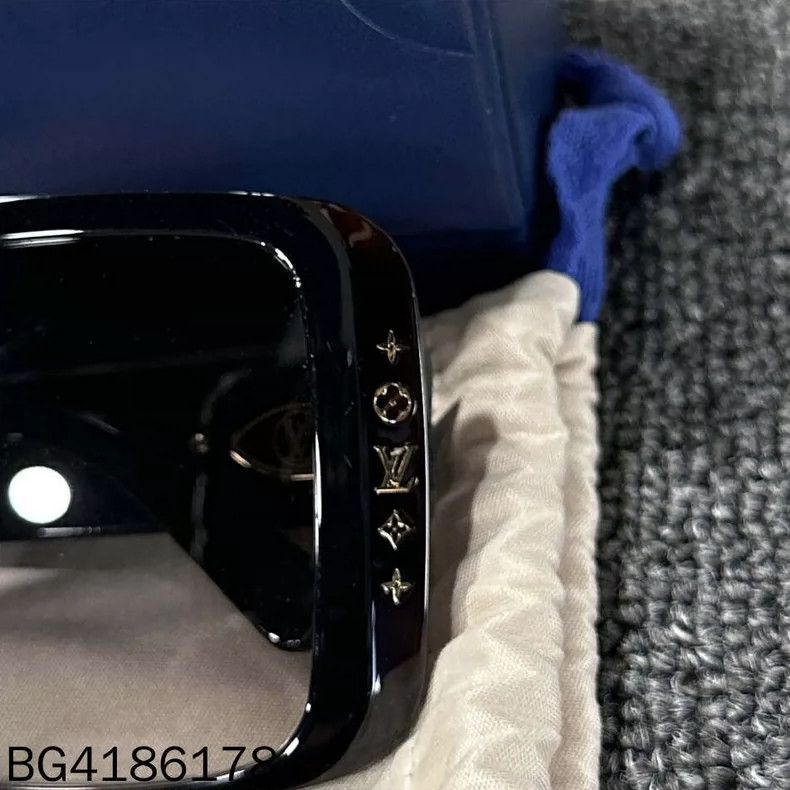Louis Vuitton Louis Vuitton Printed Sunglasses Size ONE SIZE - 6 Thumbnail