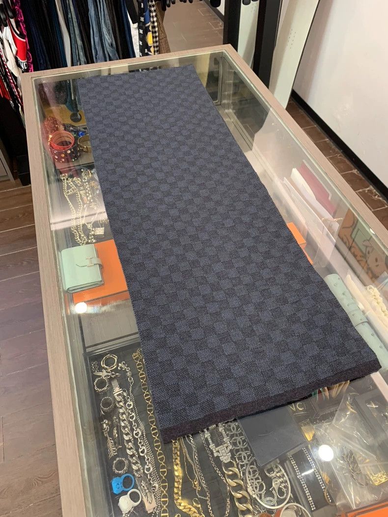 Louis Vuitton Louis Vuitton Blue Check Wool Scarf Size ONE SIZE - 3 Thumbnail