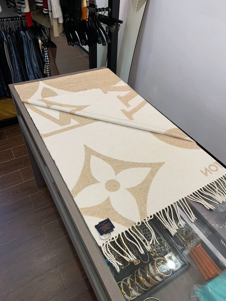 Louis Vuitton Louis Vuitton Beige Wool Fringe Scarf Shawl Size ONE SIZE - 4 Thumbnail