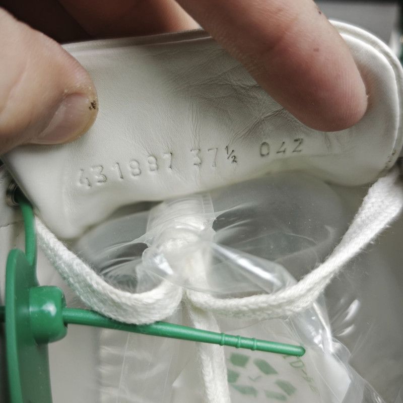 Gucci Gucci ACE Studded Leather Sneakers for Women 0079 Size US 7.5 / IT 37.5 - 5 Thumbnail