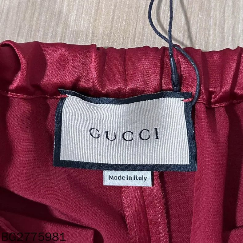 Gucci Gucci Red Cherry Print Silk Shorts Size 26" / US 2 / IT 38 - 6 Thumbnail