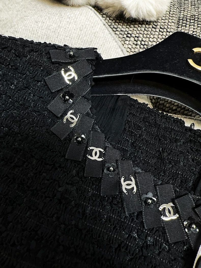 Chanel Chanel 21s Black Round Neck Logo Dress Size M / US 6-8 / IT 42-44 - 4 Thumbnail