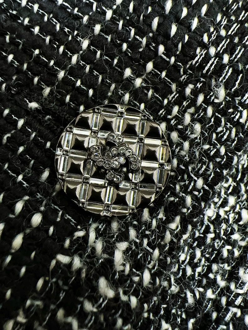 Chanel Chanel 22A Tweed Jacket with Crystal Buttons Size M / US 6-8 / IT 42-44 - 5 Thumbnail