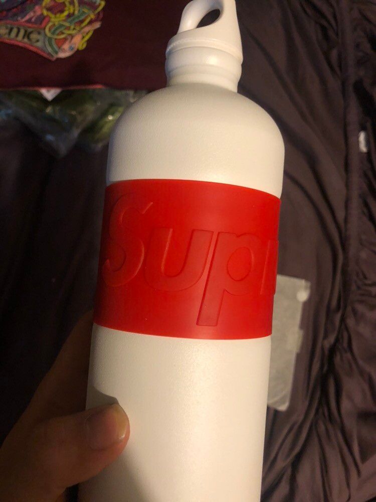 selling shop Supreme ss19 sigg water bottle brand new In Hand